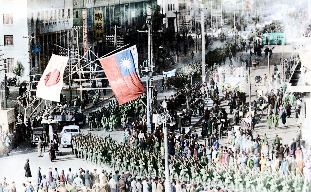 1943年1月，汪伪政府上演的丑剧，全在这张照片里。你看，街道上，伪军装模作样排