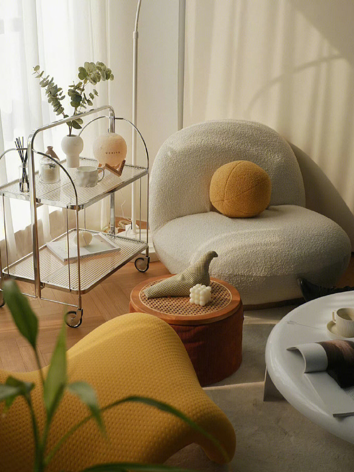 氛围感客厅布置 治愈一整天 [打call]🍃阳光透过大大的落地窗洒向室内，色调