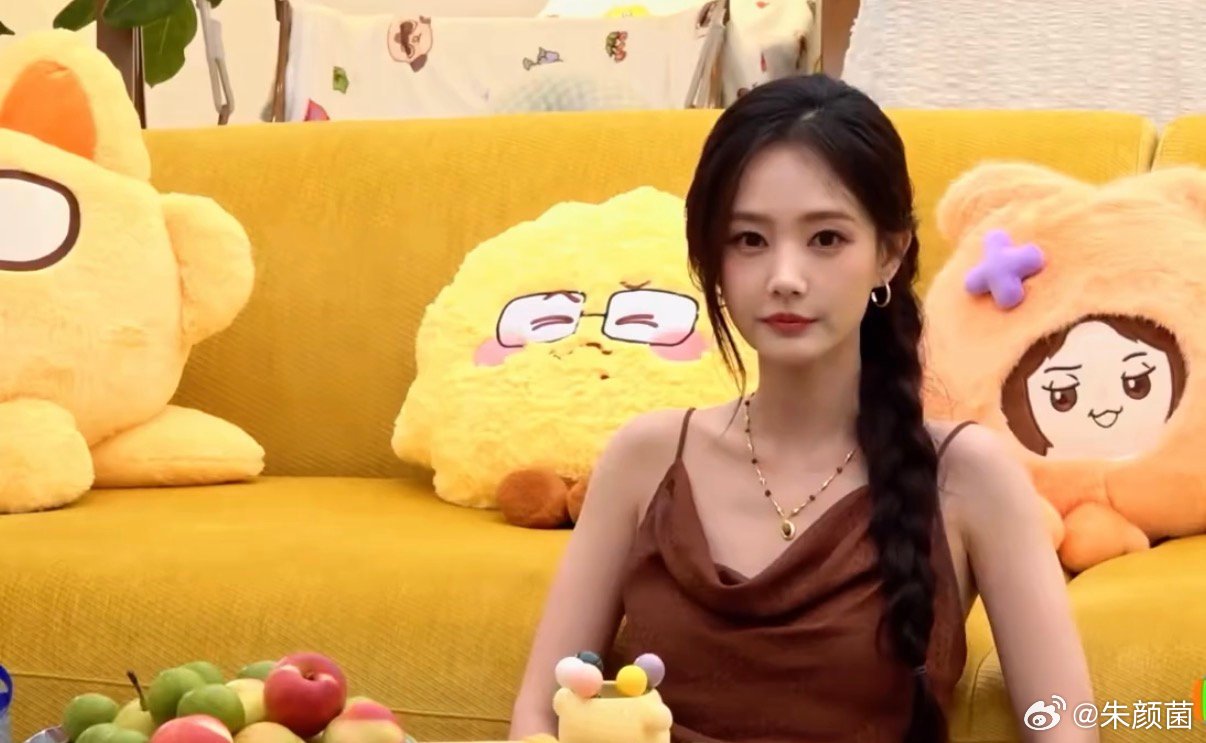 李一桐近视眯着眼睛认出田曦薇李一桐田曦薇原来你们还认识 近视自带好友滤镜！李一桐