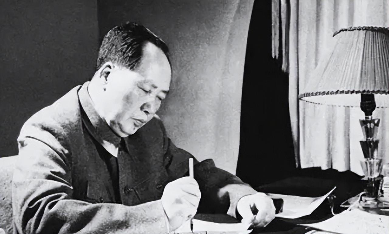 1949年，丘吉尔扬言要派航母来中国实施报复行动，毛主席直接点名丘吉尔：你报复什