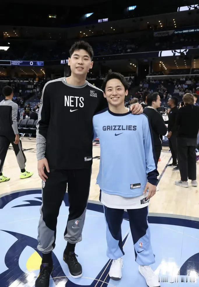 崔永熙与河村勇辉同框，两位都来自亚洲，在NBA打球，一个在灰熊队，一个在篮网队，