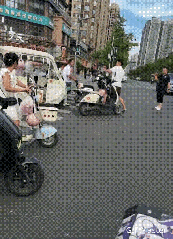 两名发生争斗的男子，穿短裤的这位明显接受过一定的拳击训练。
1，短裤男子打的那第