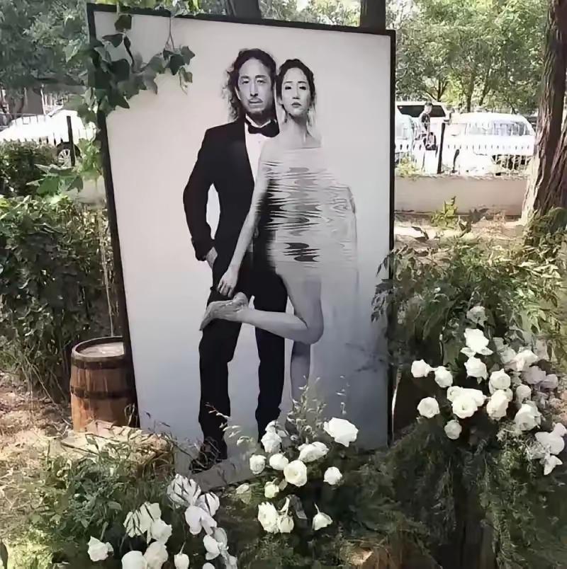 三宝万千惠，这是妥妥的裸婚吗？男的衣帽整齐，女的穿成这样，不服不行，真的是艺术家