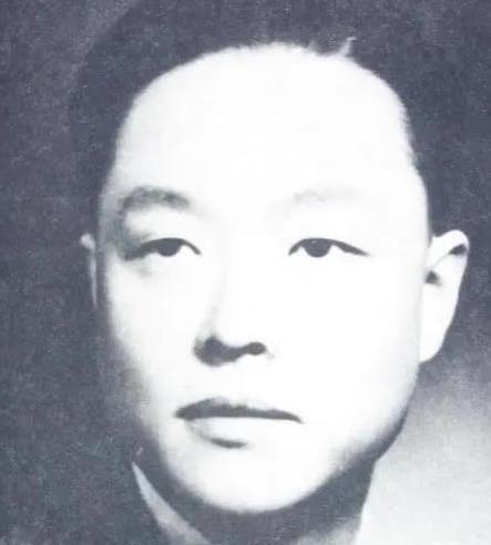 1946年，大汉奸万里浪被判处死刑，执法队长将他绑到刑架上，对着四肢各打一枪后，