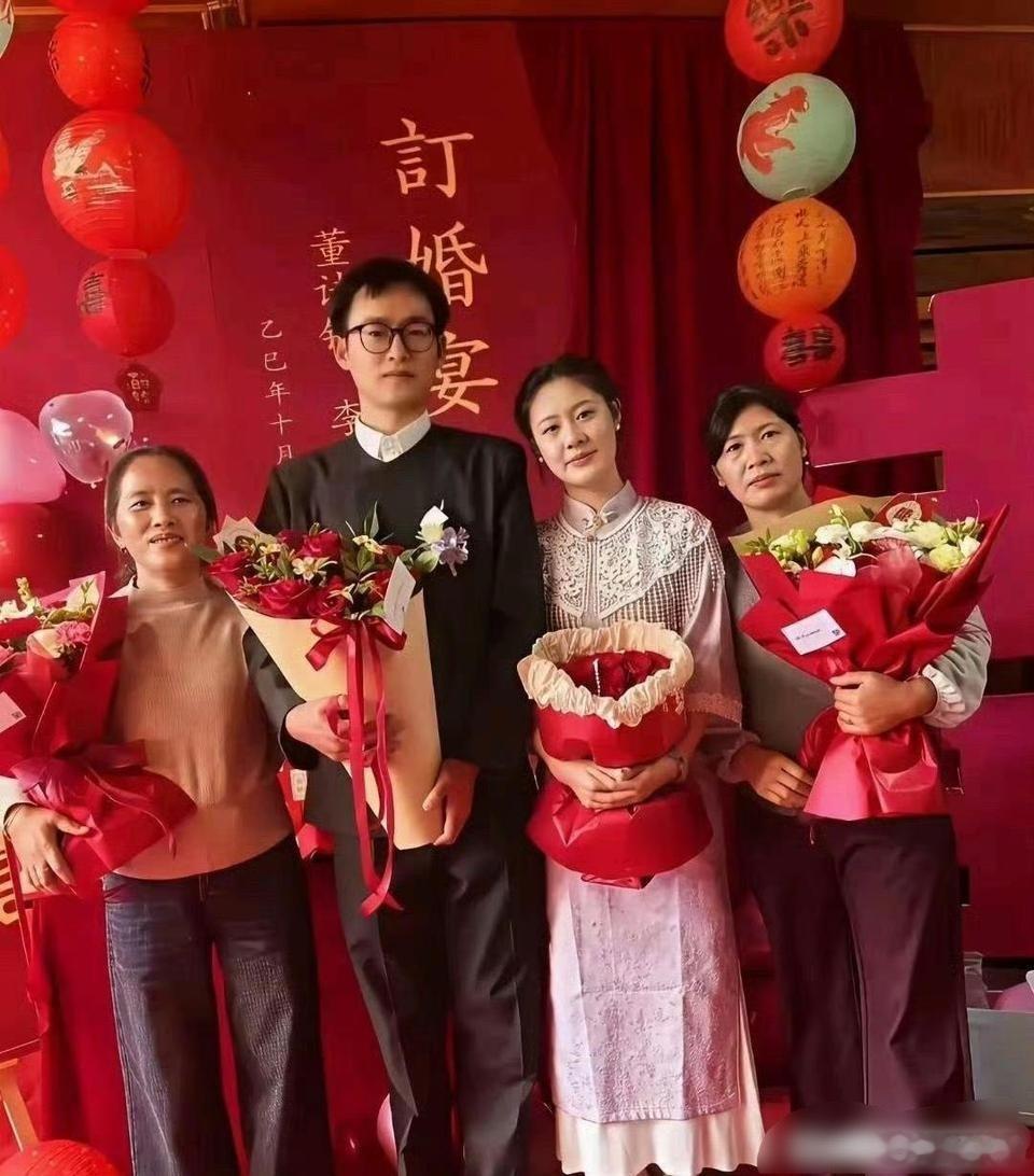 订婚现场，两方家长好像笑不出来啊 