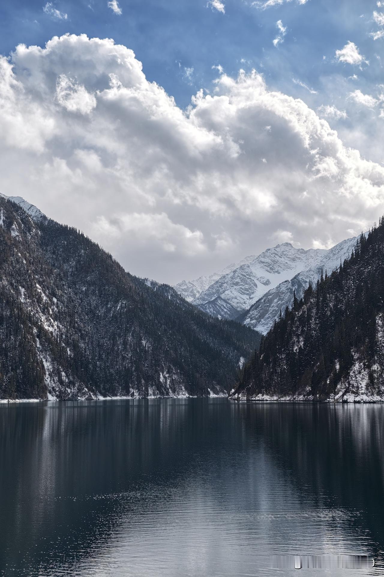 上周临时抽了半天空，绕开人挤人的热门景点，拐去了绵阳仙海湖。
沿着临湖的步道慢慢