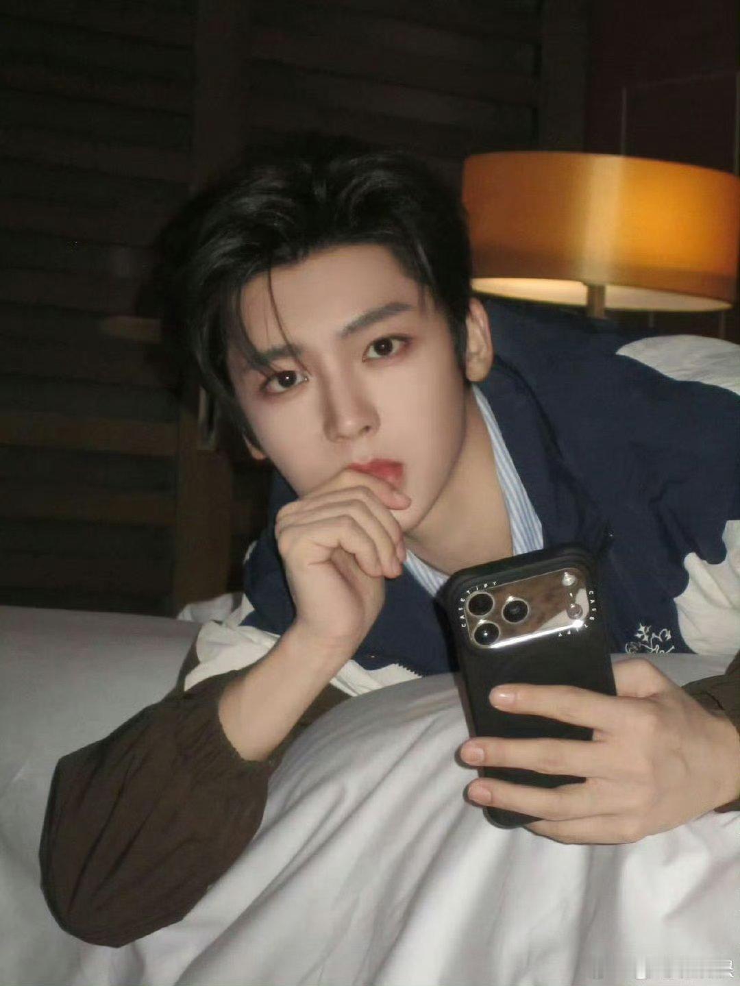 民哥200112侯明昊宠粉有的是力气和手段侯明昊有点手段全使粉丝身上了谁能不心动