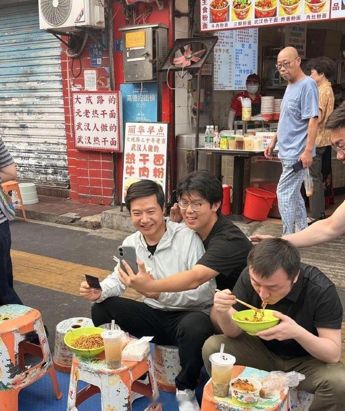 即使是雷军，来武汉吃热干面也得坐小板凳上