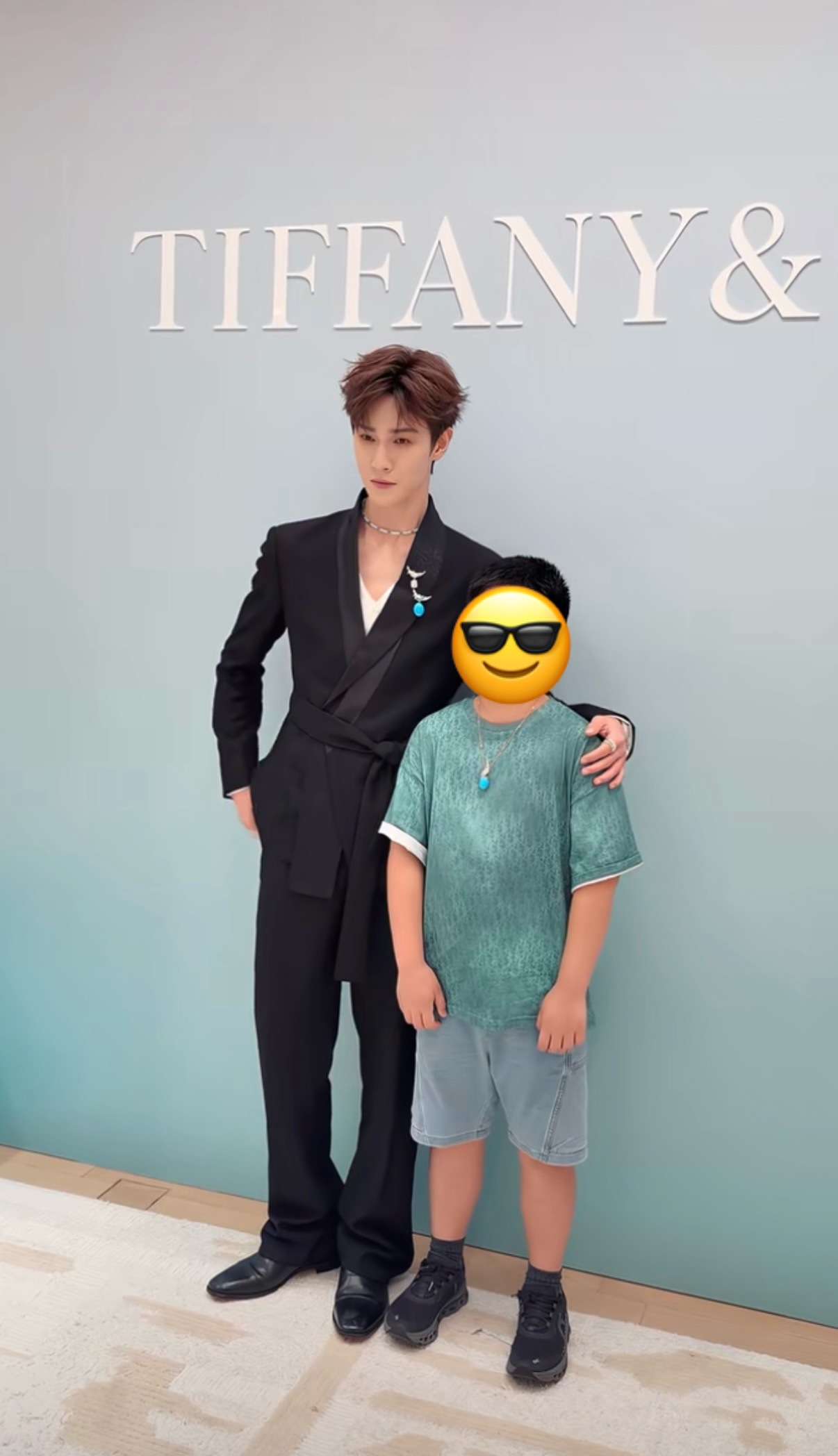 等我小了我也要和李昀锐合照 ​​​