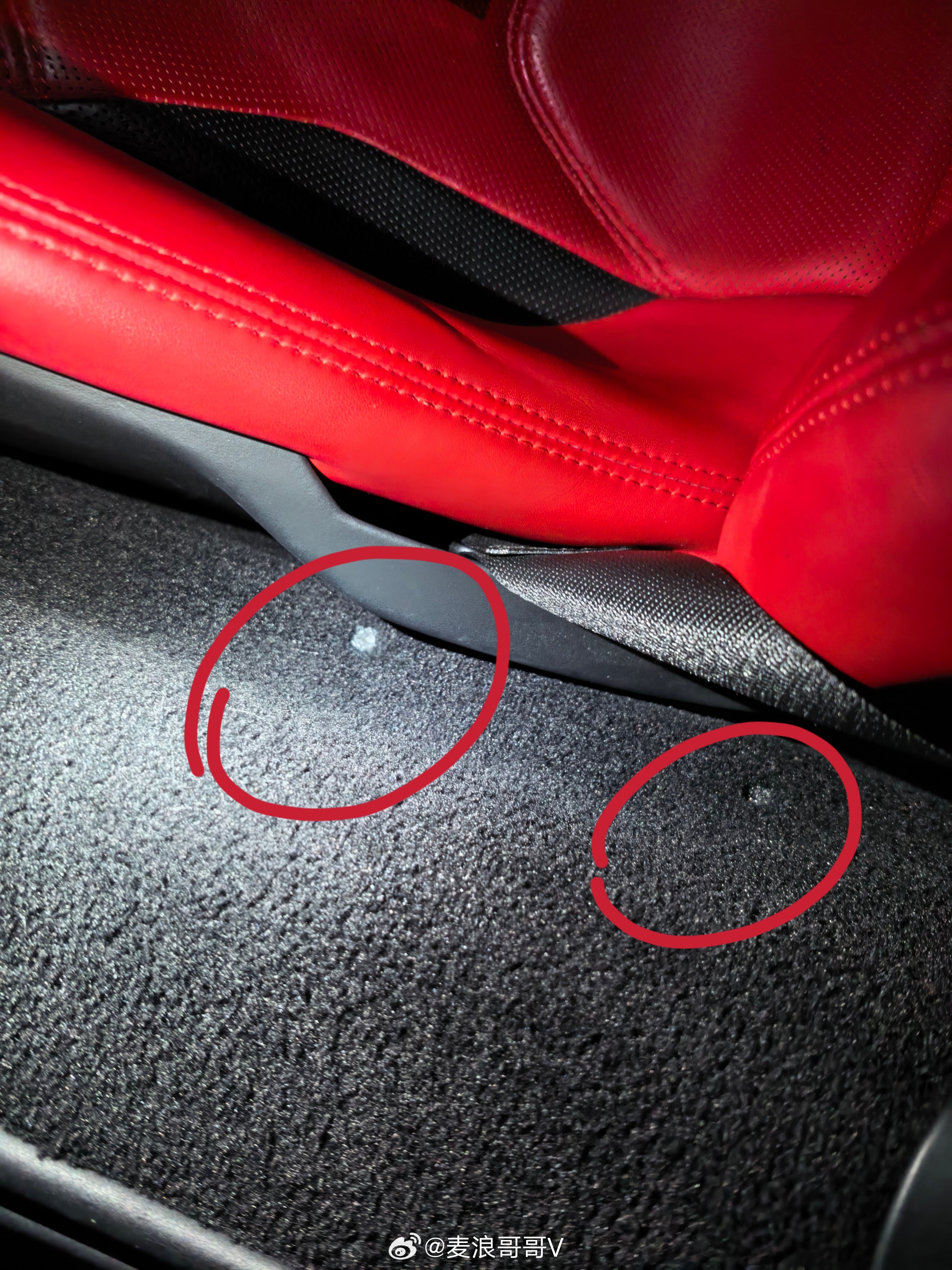 车内地毯让烟头烫秃了怎么办？别急着花钱重包，分享各位一招自己就能修复，找块颜色差