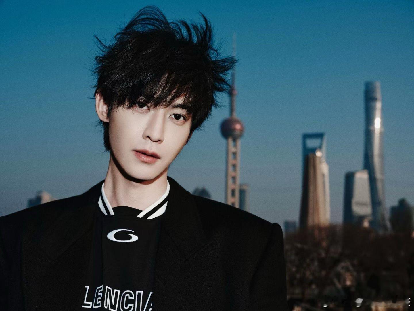 唐晓天专业纸片人不OOC 撒花瓣都撒出了一种仪式感，不慌不忙的节奏和周围形成反差