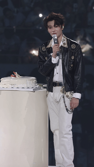 丁禹兮演唱会分生日蛋糕丁禹兮演唱会现场给全场粉丝分生日蛋糕，蛋糕周边还是亲手设计