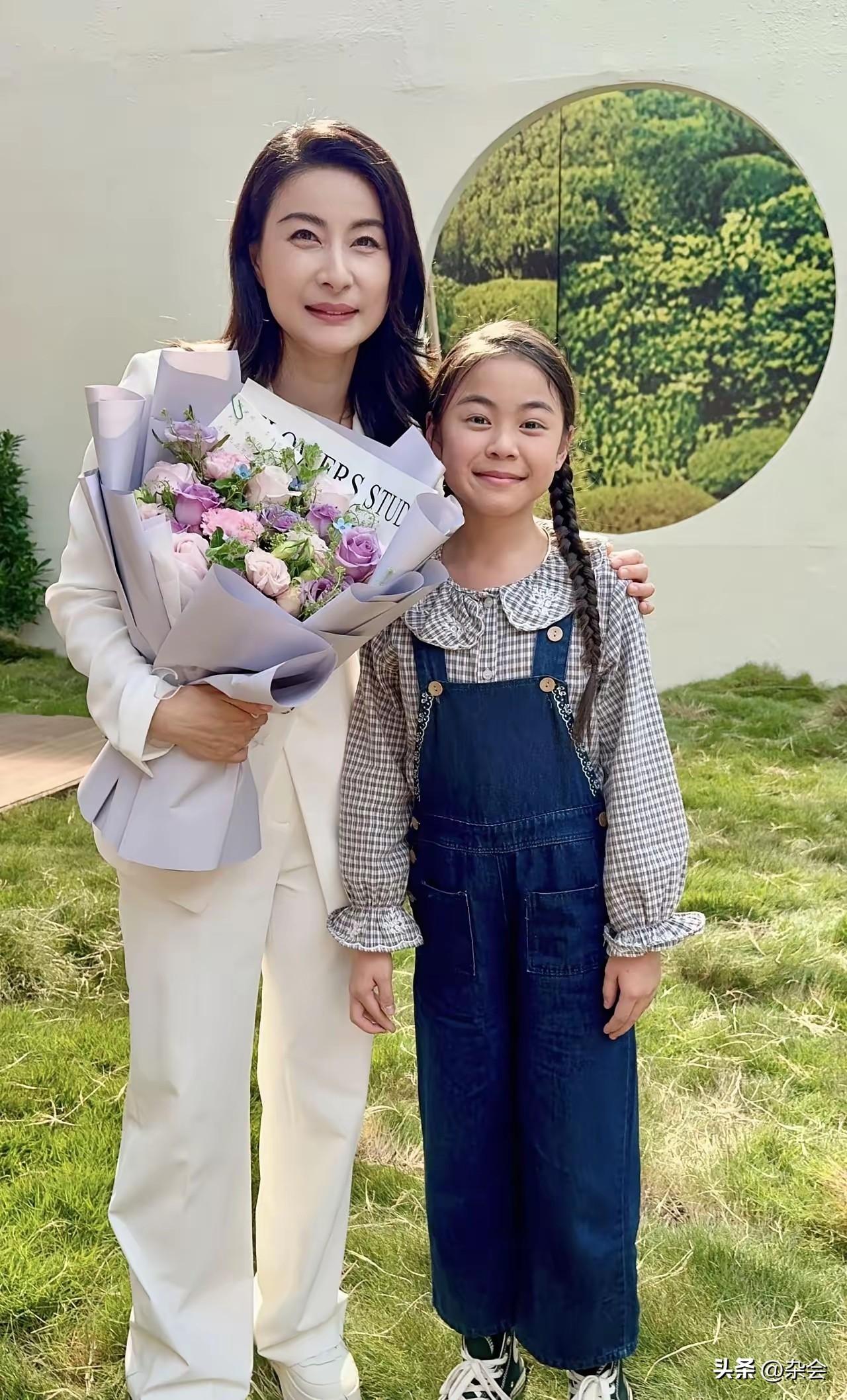 霍启刚12岁女儿逛菜市，大家都看像奶奶朱玲玲的美貌，我却看懂了郭晶晶的良苦用心。