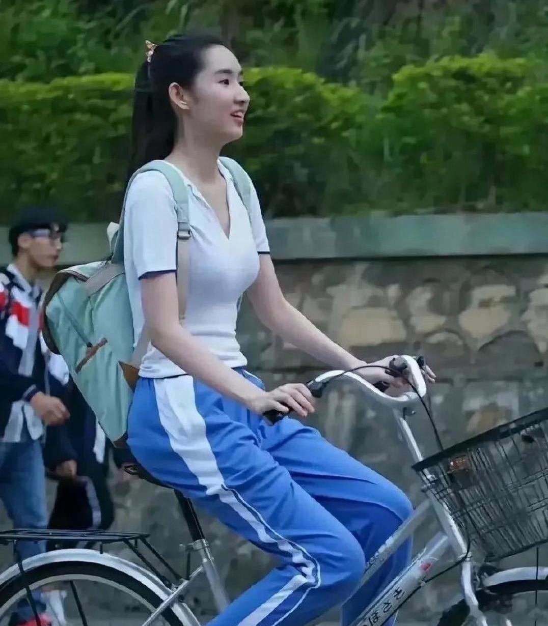 导演‏‏拍这种戏居然一点都不‏脸红，⁠﻿怎么做到的？脸⁠皮也太厚了吧。⁠⁠ 