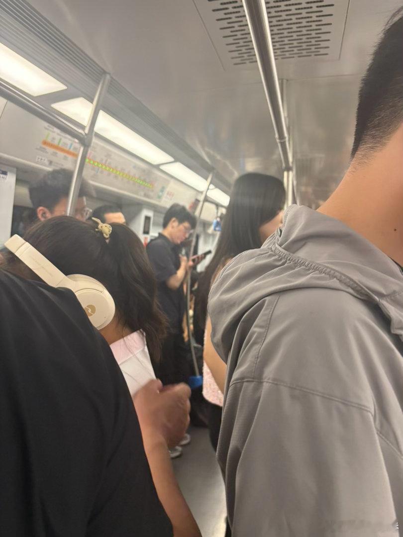 今天赶在5点下班现在的7号线如图地铁人稍微少点站着的位置还是很空余的想想马上就暑