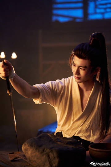 张凌赫打铁匠 以血铸兵，以心护爱，谢征为长玉重锻兵刃，将勇气与牵挂熔入刀锋，助她