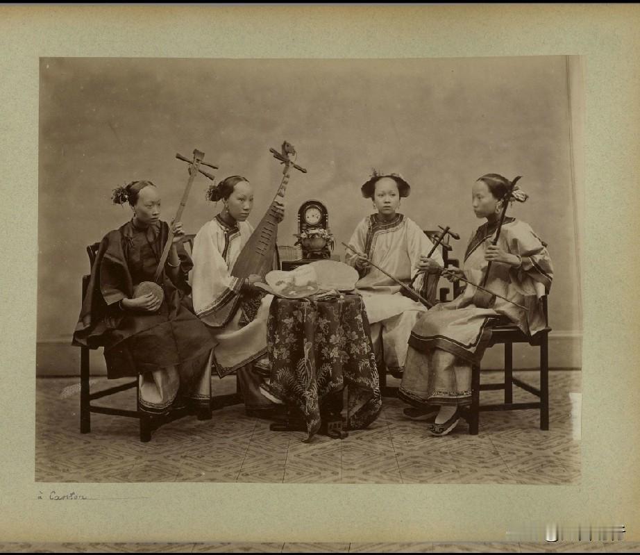 满清时期，女子也要剃发，人物属于富贵人家的摆拍，并非戏曲从业者。图片拍摄于187