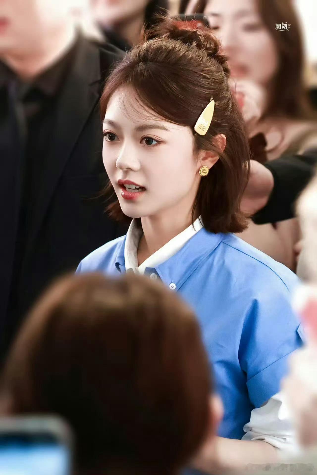 赵今麦好乖的洋娃娃赵今麦蓝色学院风连衣裙 赵今麦线下造型好乖！蓝色学院风连衣裙加