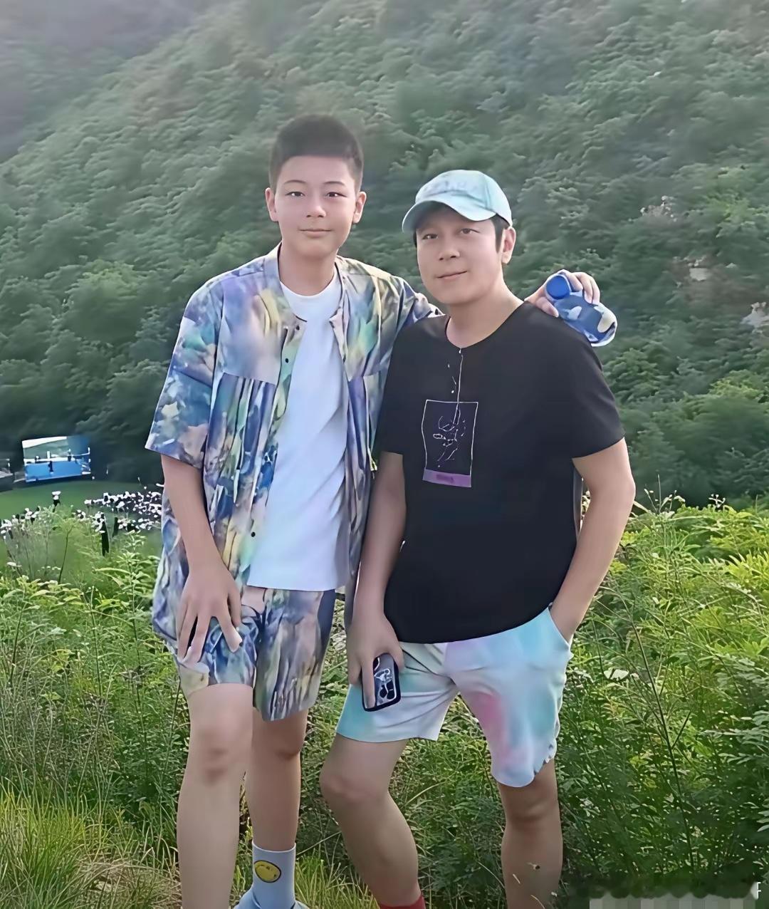 蔡国庆的大儿子1米8多了，但小儿子长得更帅气。 