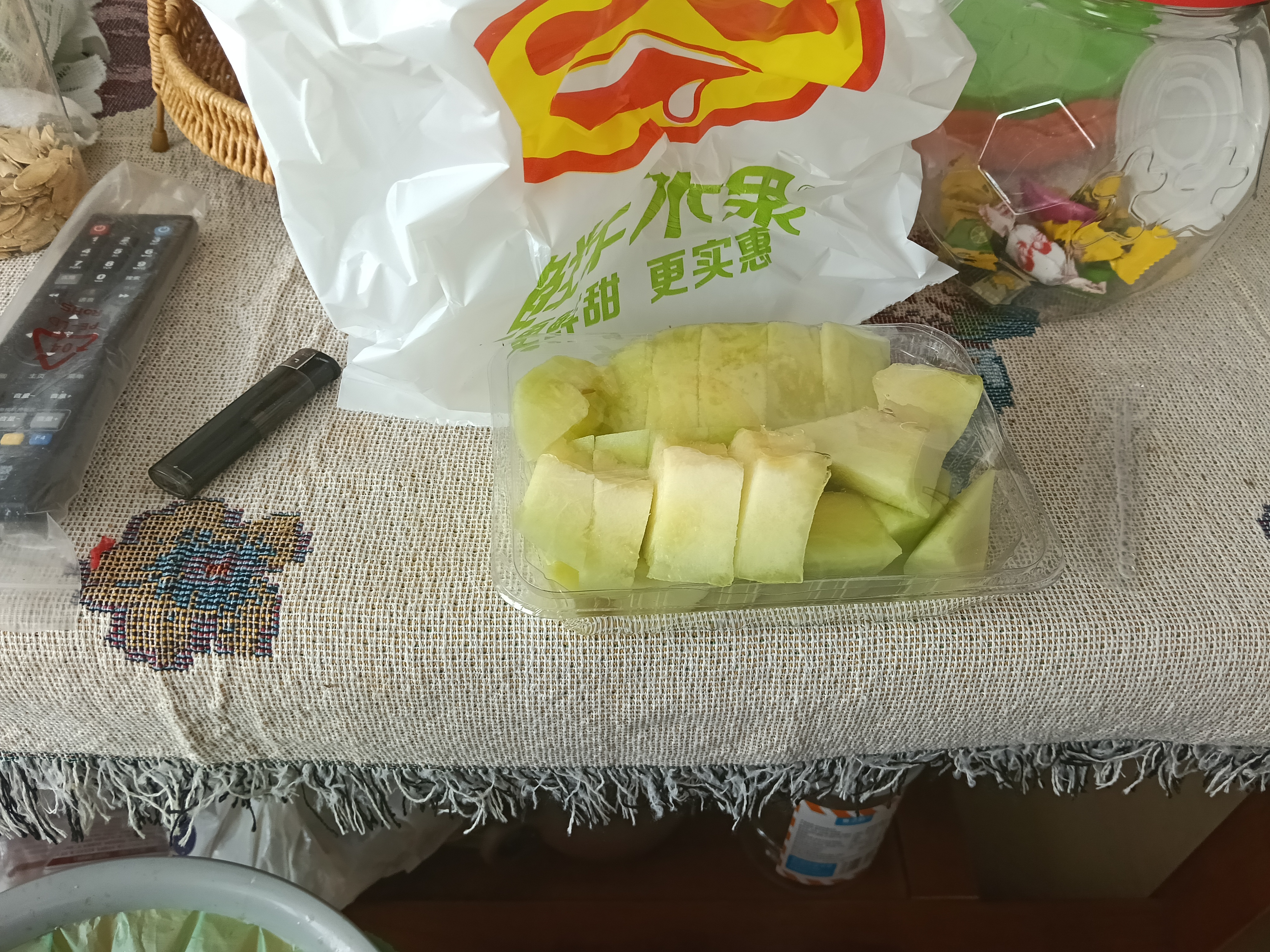 吃一口蜜瓜咬一口甜 
