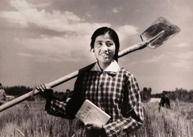 1980年女知青抛夫弃女，回上海再嫁人，却不知丈夫自杀，女儿流浪。

1975 