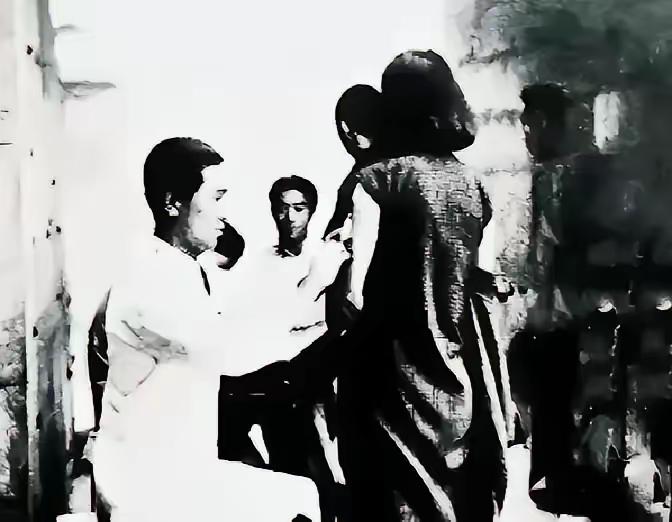 1940年，18岁的袁竹林惨遭日军凌辱，不久她怀孕了，日军得知消息之后，强迫她脱