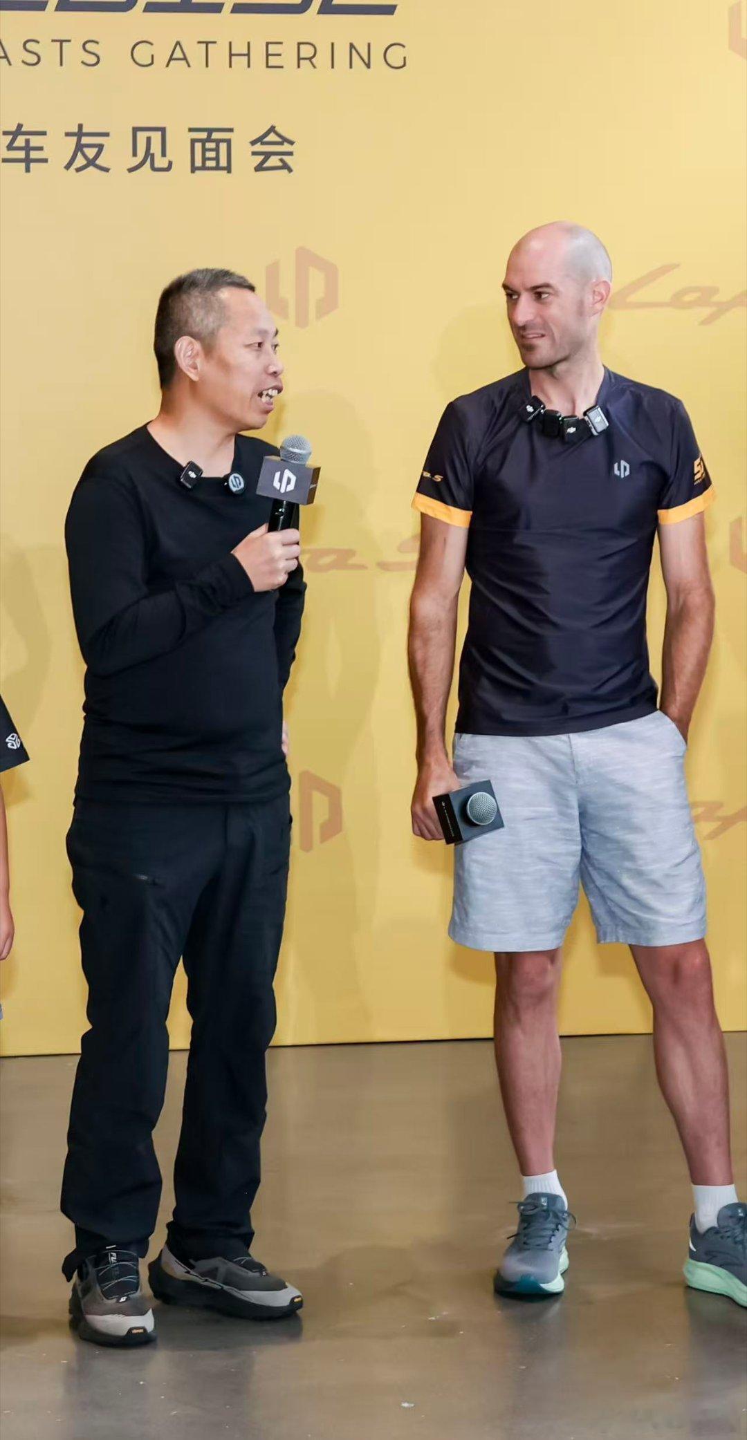 德比斯牙哥终于正式见面一边是世界级冠军车手，一边是国内机车界前辈，抛开竞技较量，