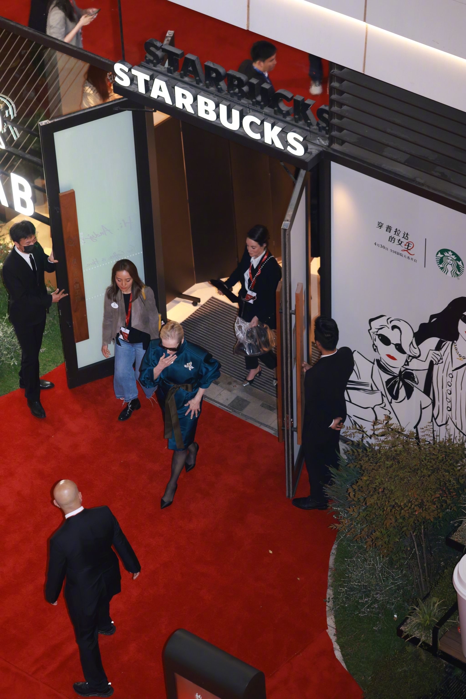 星巴克女王体验卡 2006年看《穿Prada的女王》，我还是个学生，喝的是超市买