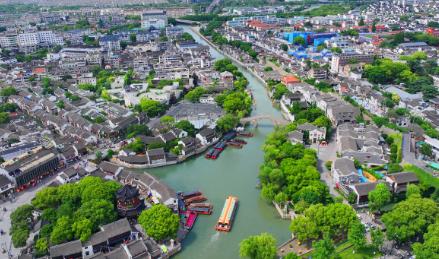 江苏商贸职业学院，2026年考生到底多少分能上？
先跟你说个好消息： 这所学校分