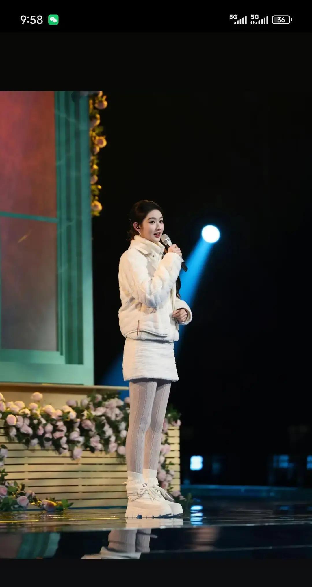 王玉雯跨年晚会那件oversized大卫衣，简直是时尚灾难！1.2亿阅读量背后，