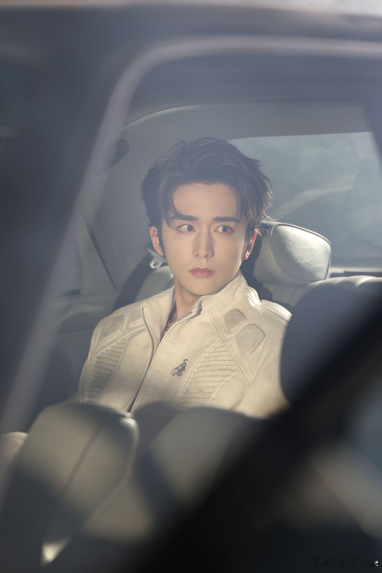 不想上班想上张新成的车 看到他的眼神我直接沦陷，又纯又欲的气质搭配复古座驾，氛围