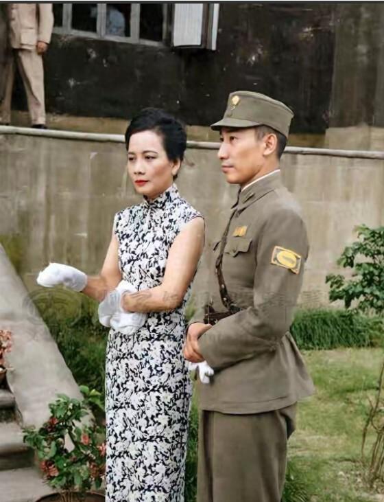 这是宋美龄与蒋纬国的合影，拍摄于1940年代，两人虽无血缘关这是宋美龄与蒋纬国的