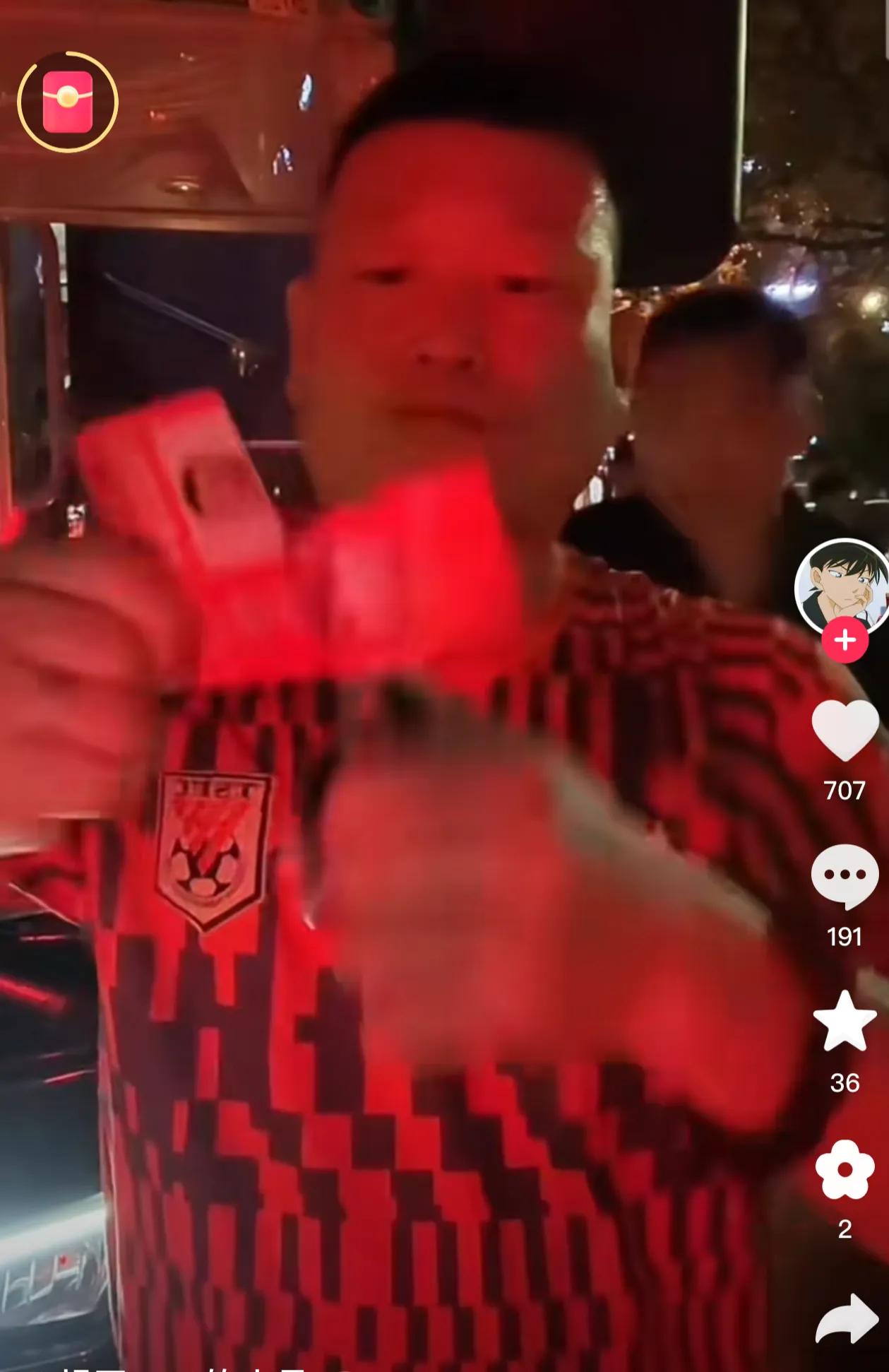 刷到泰山某球迷就（听说还是个网红）赛后怒剪年票的视频！
怎么感到那么恶心呢！
这