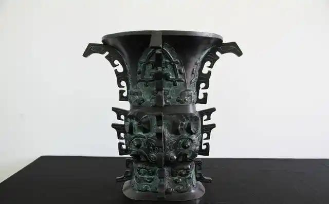 1975年，一顶铜樽正要被送往日本展览，装箱前，专家马承源出于热爱，伸手在内部摸