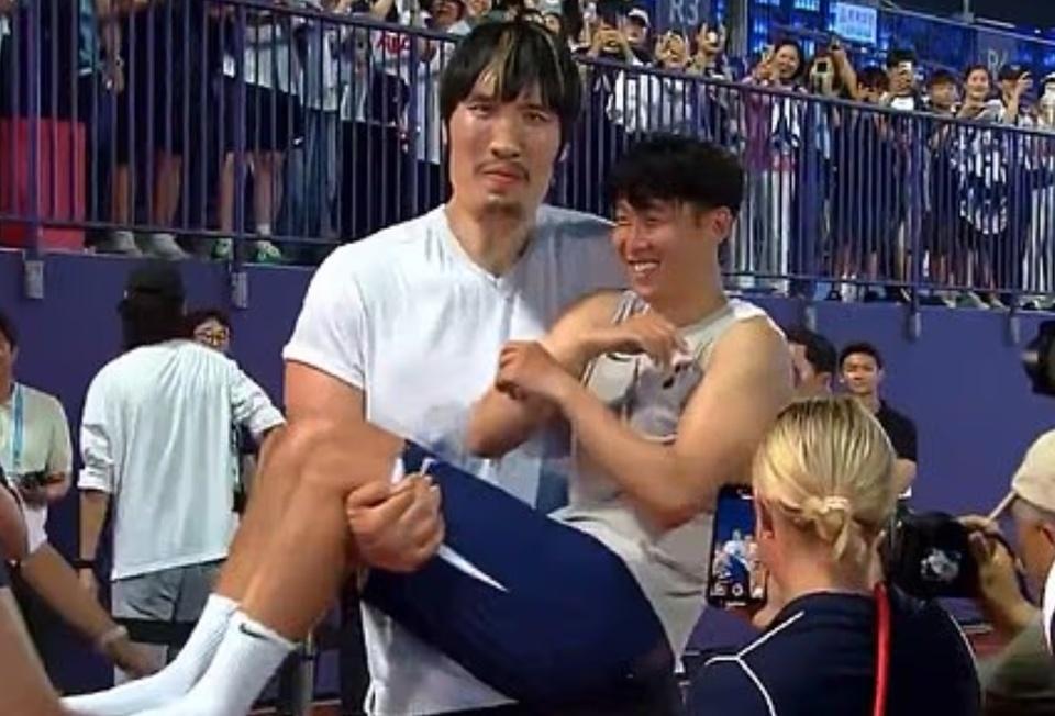 身高超两米的韩国MMA名将轻松抱起孙兴慜

在3日下午热刺对阵纽卡斯尔的友谊赛开
