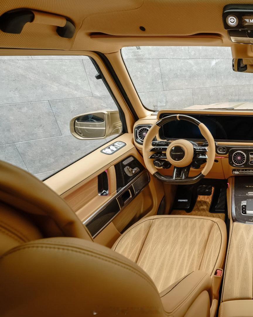 又一台MANSORY P720问世，它既是独一无二的艺术臻品，也是车主彰显个性的