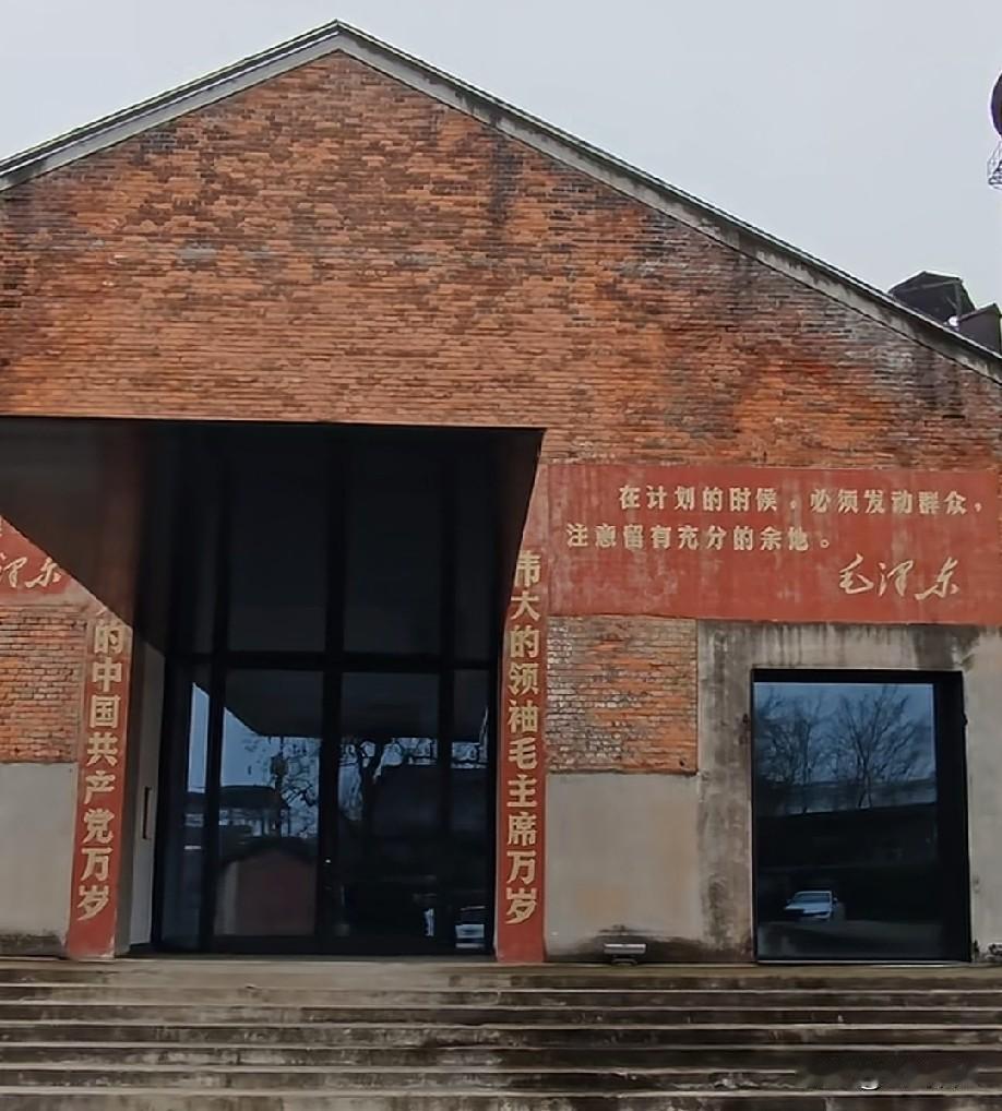 漫步寻访老旧厂房，红砖墙体历经风雨斑驳，红瓦檐角沉淀数十年岁月。墙面留存着鲜红的