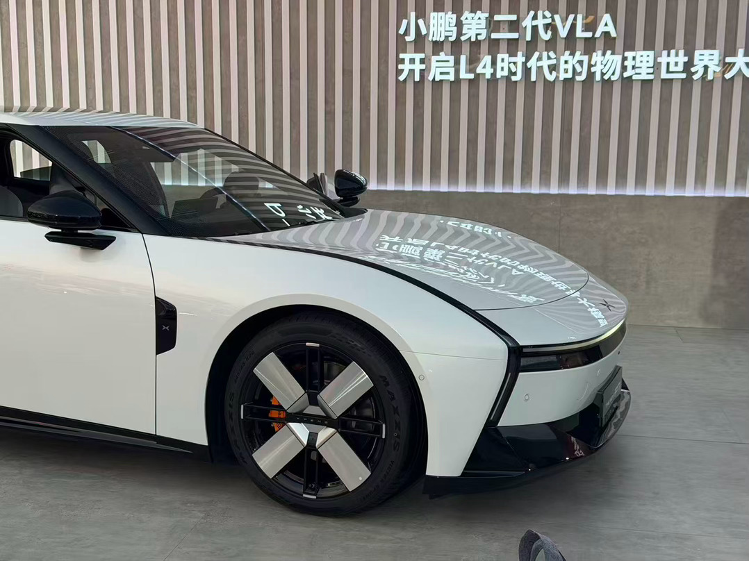 现场拍到P7三款新色实车，别的先不说，暗夜黑是真的帅炸！黑武士气场拉满，漆面质感