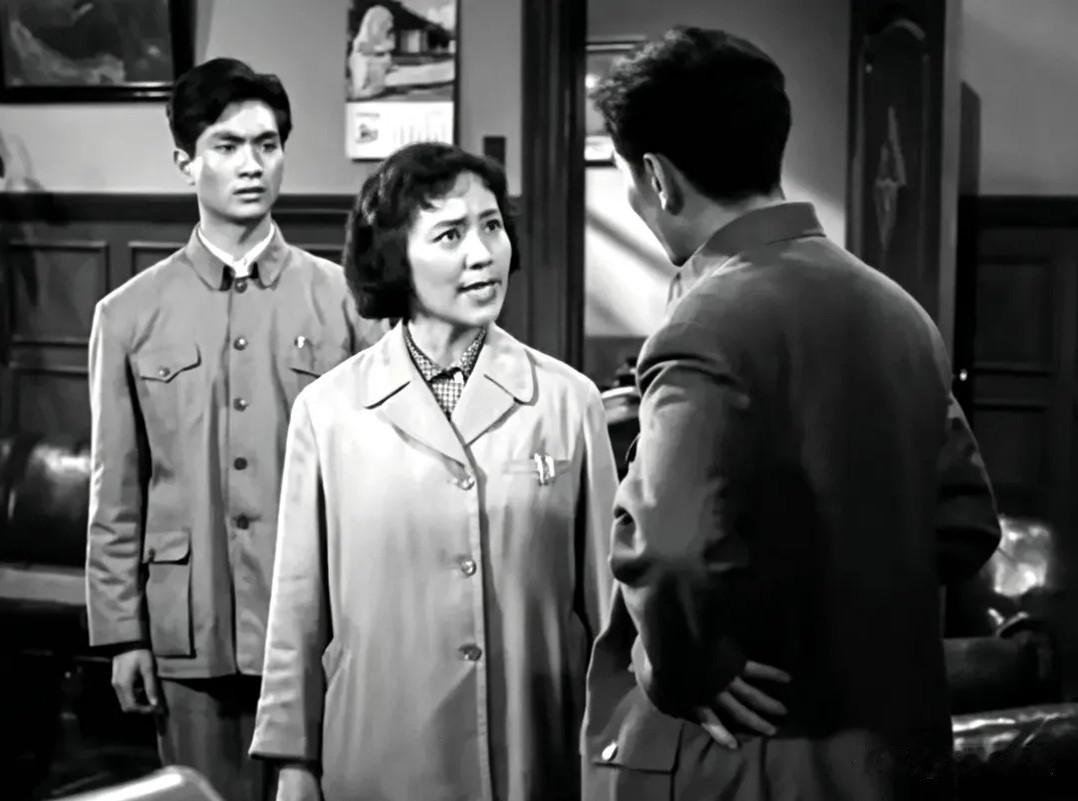 左一这位面容俊朗、身姿笔挺的小伙子，不正是影片《51号兵站》里的“小老大”梁波罗