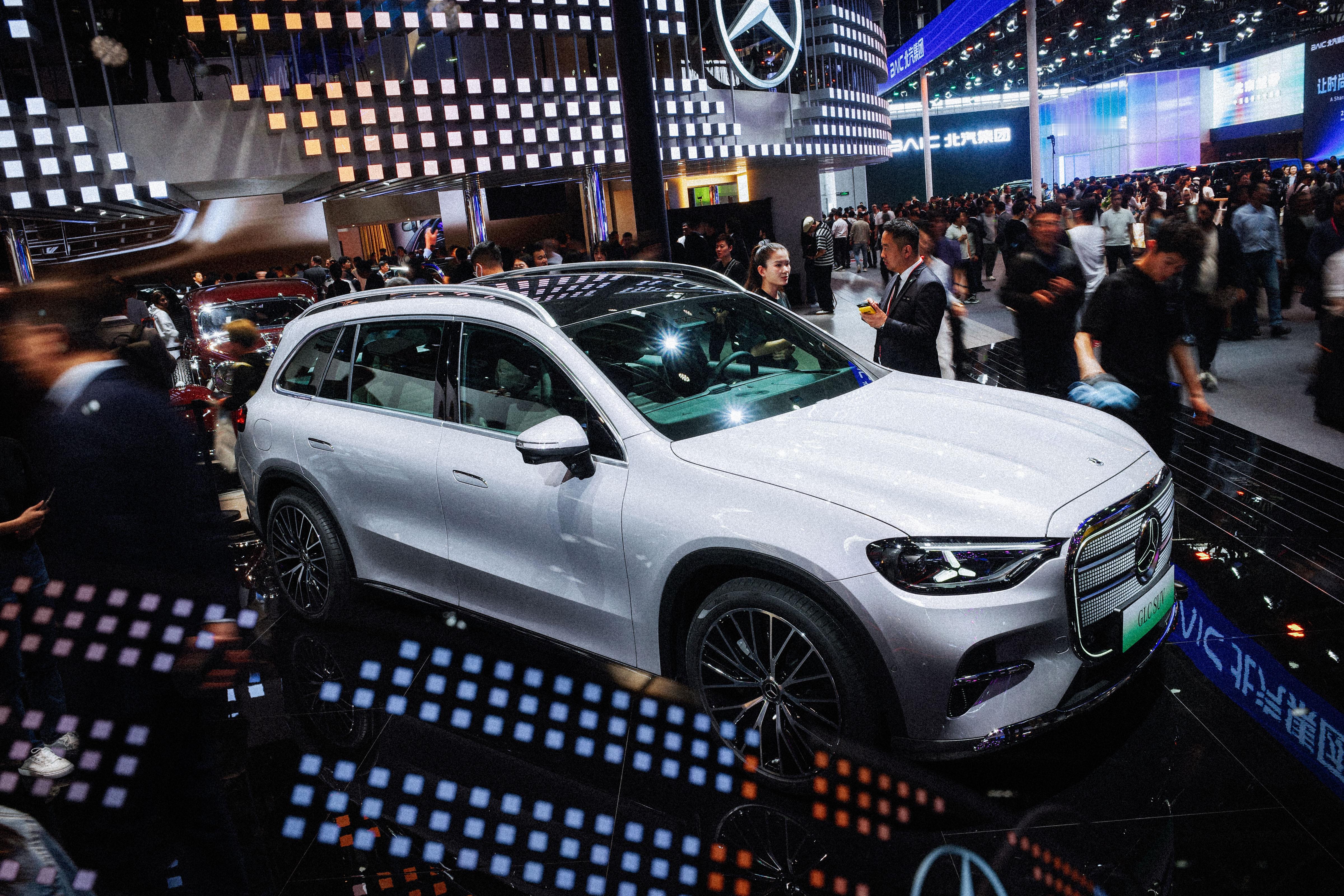 拍了一组奔驰展台的图，氛围感十足。在这样嘈杂的环境中，我只想静静的欣赏它们。20