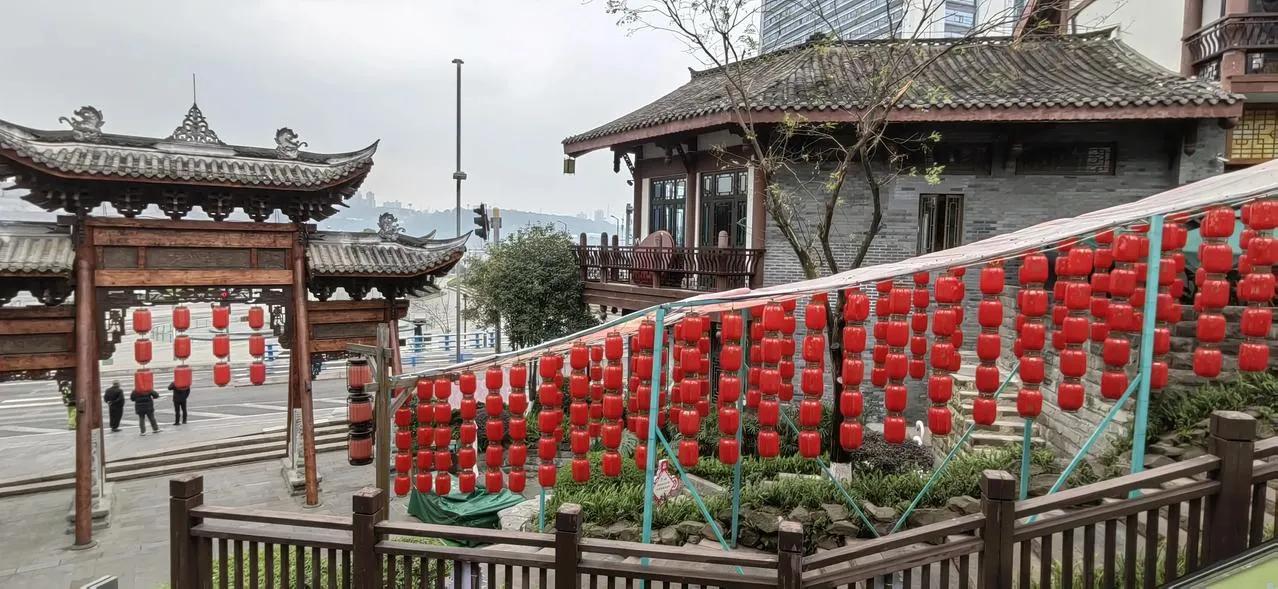 重庆·西流沱小镇

西流沱小镇位于重庆市巴南区融汇半岛，在茶花广场旁边，是融汇商