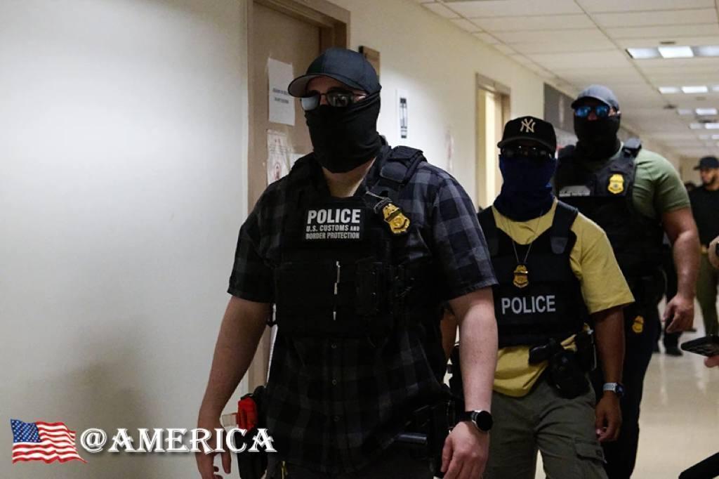 鉴于冒充移民执法人员的犯罪分子数量不断增加，联邦调查局呼吁移民及海关执法局（IC