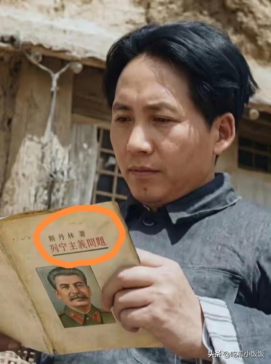 这是假照片吗？网友直指三大漏洞！

第一，那个年代没有彩色照片！

第二，那时文