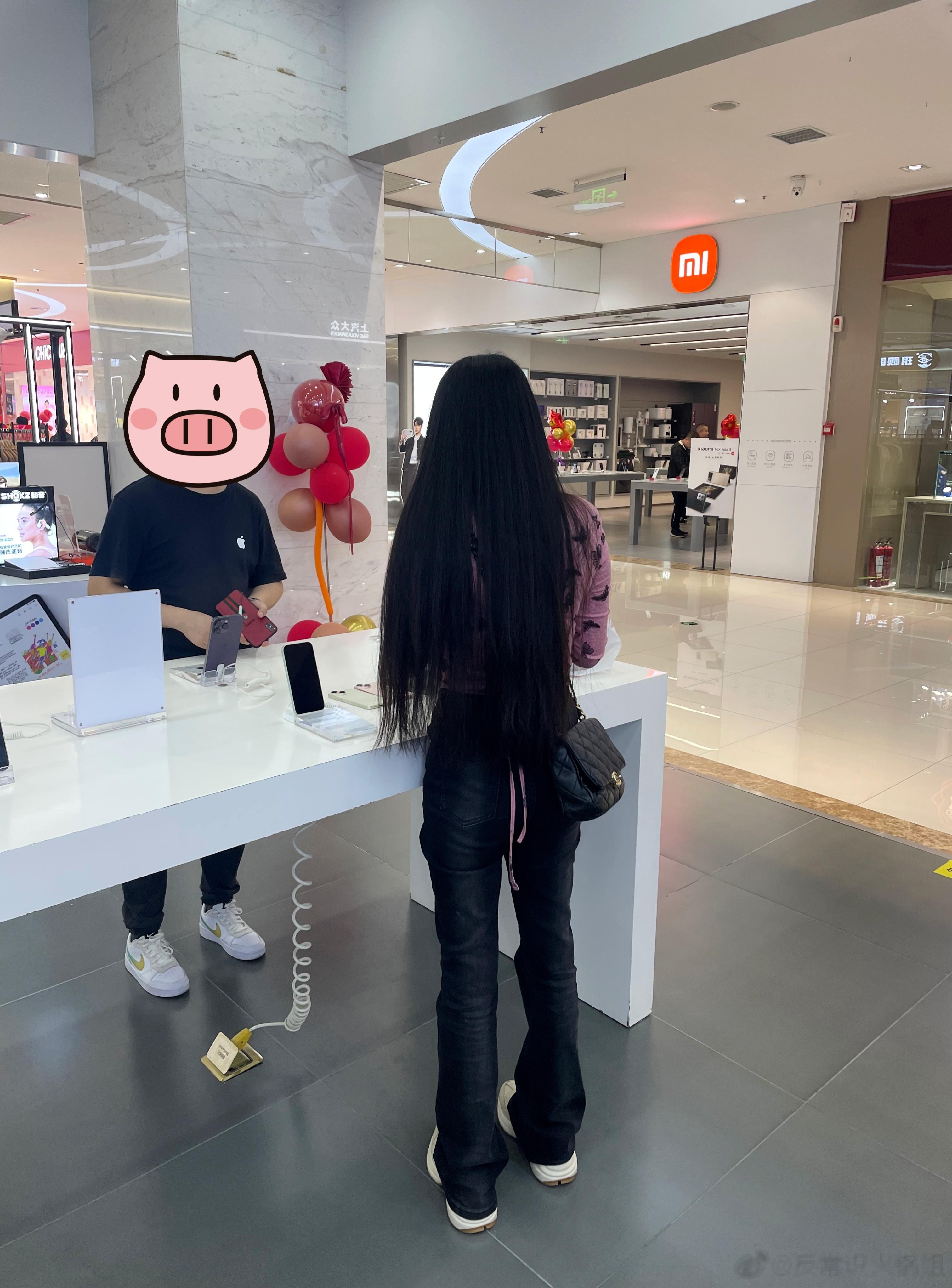 晚上陪小富婆逛街。看她这头发，不去让她带货个女性洗护产品都觉得有点可惜了[允悲]