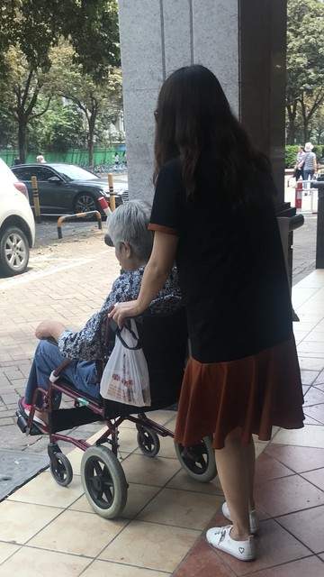 有人大胆预测：明后两年，会有越来越多家庭，主动把老人送养老院