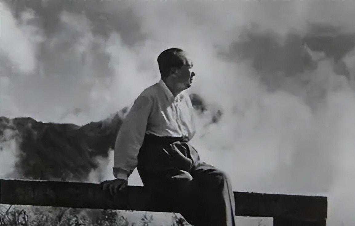 1976年，毛主席听了华国锋的近期工作汇报后，用颤抖的手写下生前最后几个字。大家