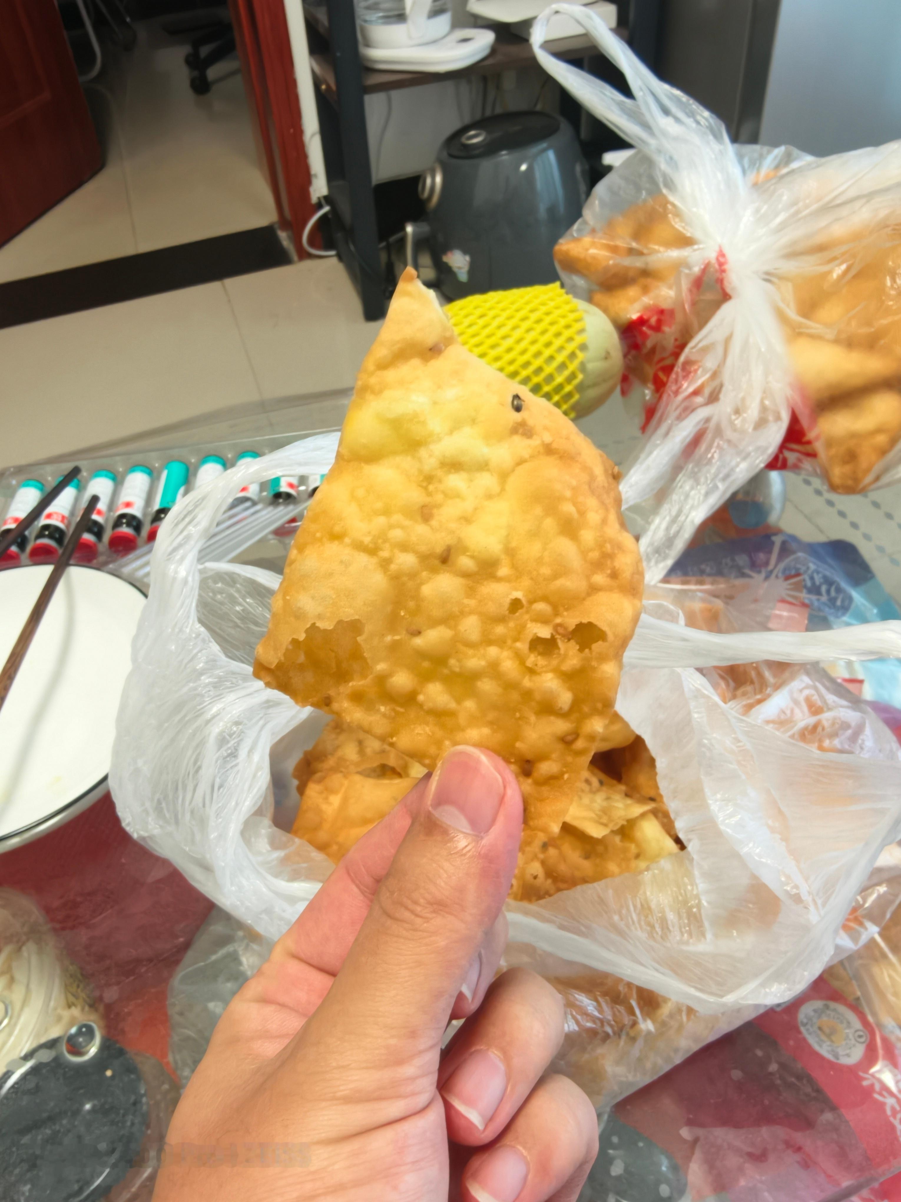 周末回老家丈母娘炸的，学名叫麻叶，我们的民间叫法是“焦呱”。鲨鱼的日常生活