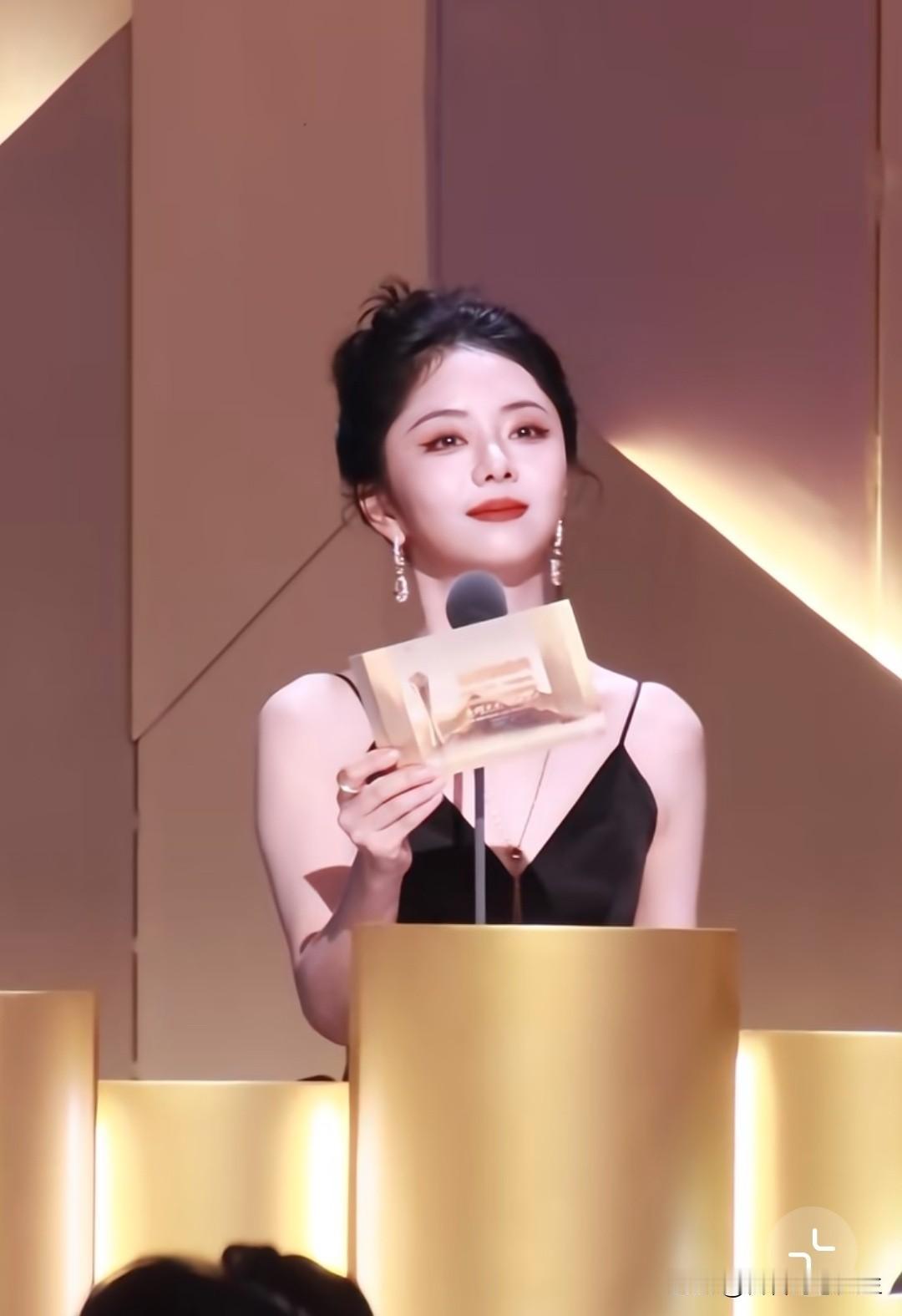 谭松韵在台上讲话不慌很稳。口才又好。真是多才多艺[呲牙]谭松韵 谭松韵剧集口碑 