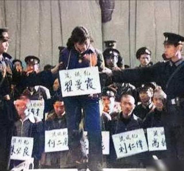 1983年，年仅25岁的“女流氓”翟曼霞被带到了刑场，而当法警举起步枪准备开枪之