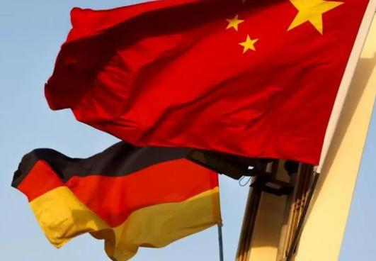 德国总理默茨还没到中国呢，中国的上千吨稀土就先运到了汉堡港。可没想到，这前脚稀土